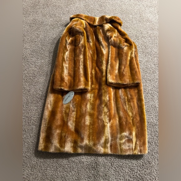 Ms. Divine Immitation Fur Coat.
Size: 3X. Women’s - Picture 2 of 16